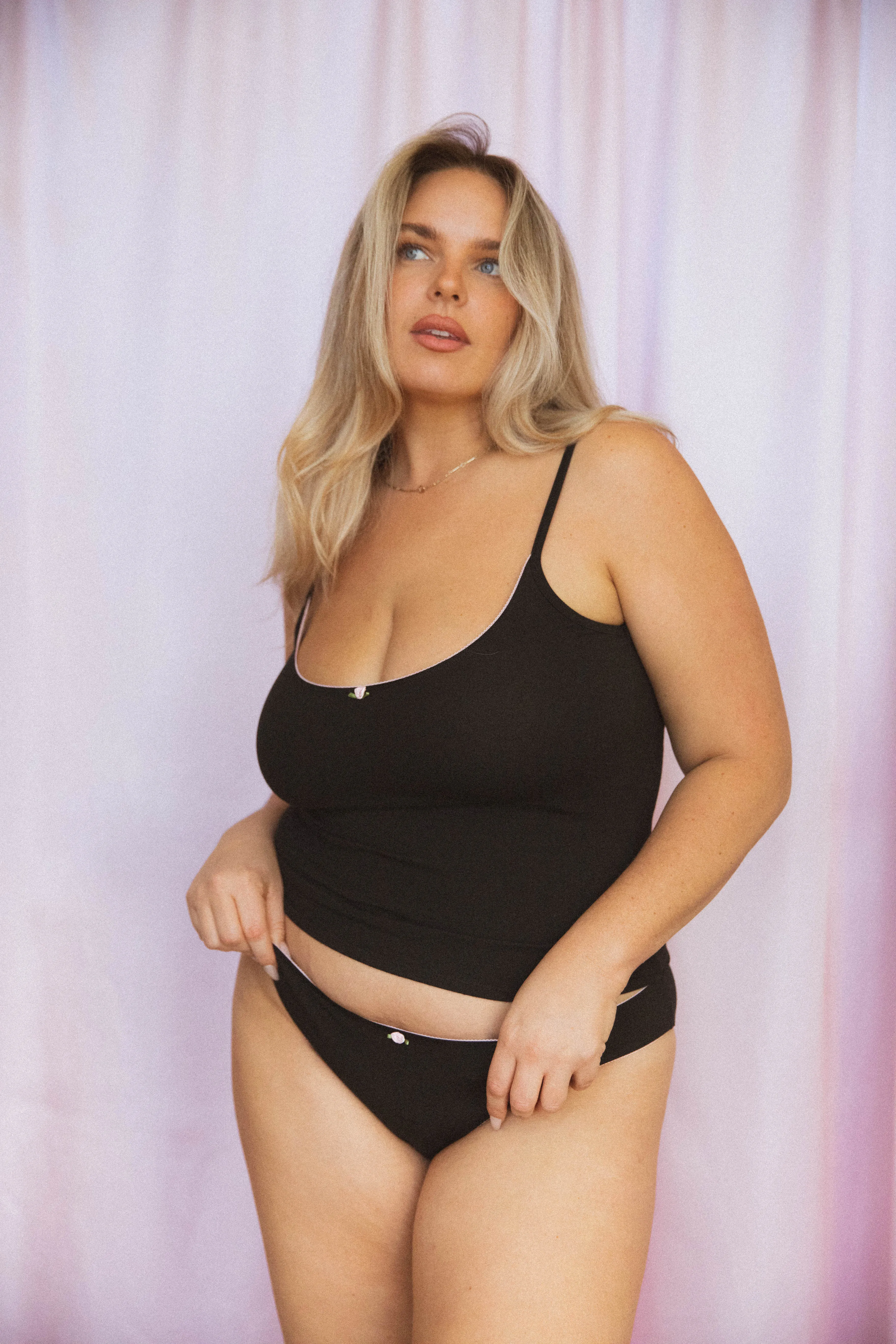 LOW RISE UNDERWEAR IN ONYX/PETAL